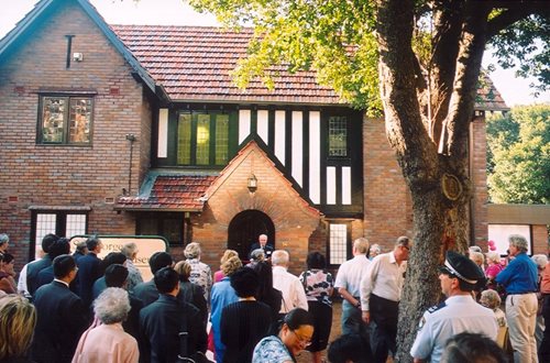 Exterior picture of the building in 2004 during the opening of the museum